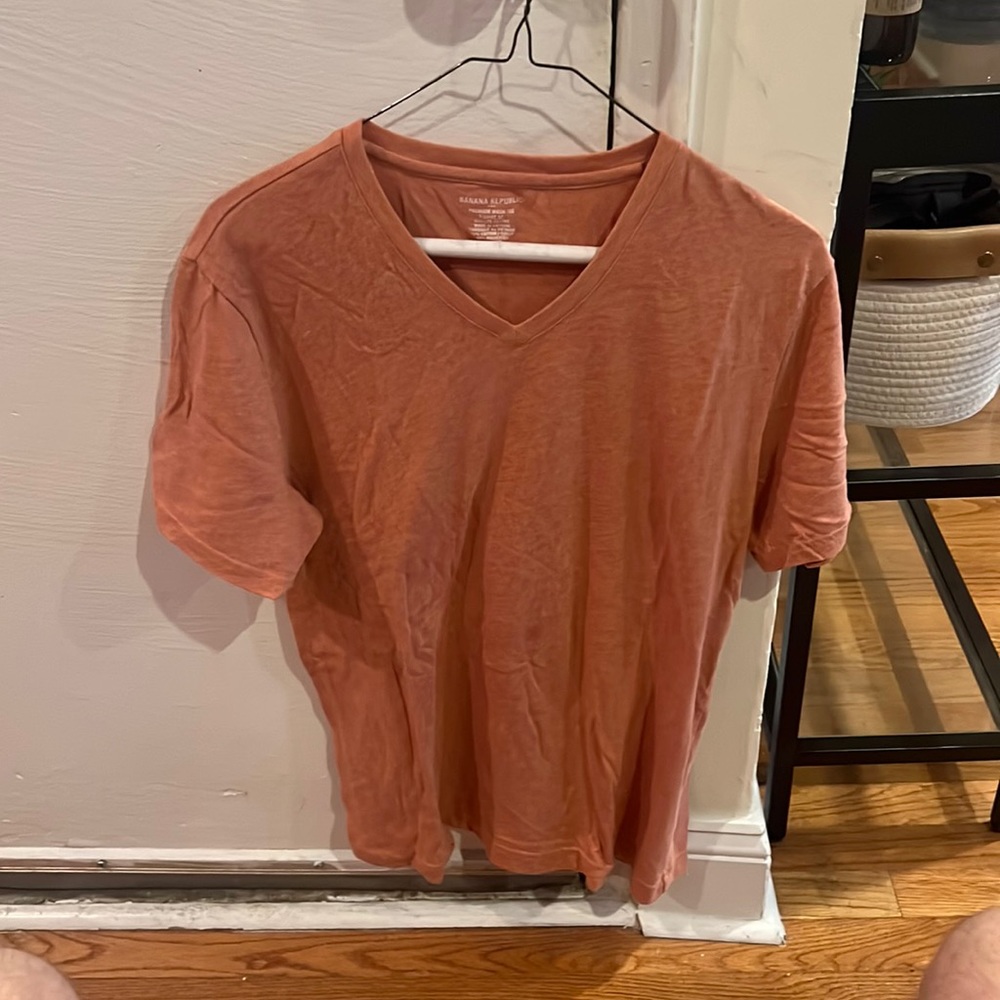 MENS MEDIUM BANANA REPUBLIC ORANGE V NECK